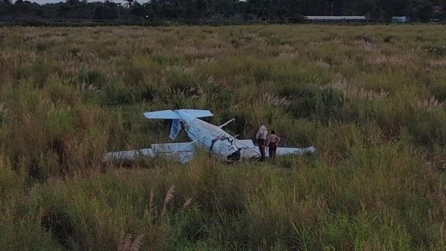 2 survive after Cessna crashes in bushes in Redlands – WSVN 7News | Miami News, Weather, Sports