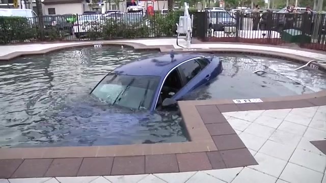 Car crashes into swimming at SW Miami-Dade apartment complex; no reported injuries – WSVN 7News | Miami News, Weather, Sports