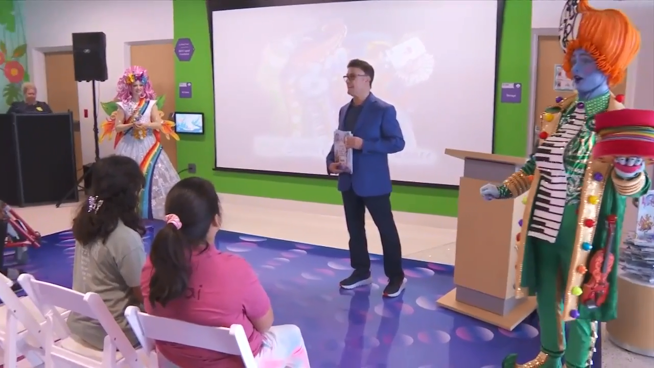 Author Neil Goldberg reads to children at Joe DiMaggio Children's Hospital ahead of Easter - WSVN 7News | Miami News, Weather, Sports - Vimarsana News