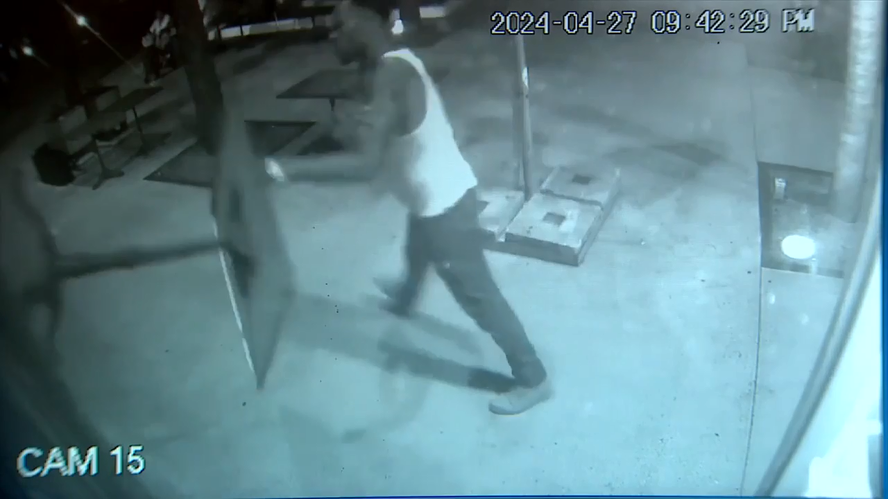 Man breaks Miami Beach business window with table just before closing – WSVN 7News | Miami News, Weather, Sports