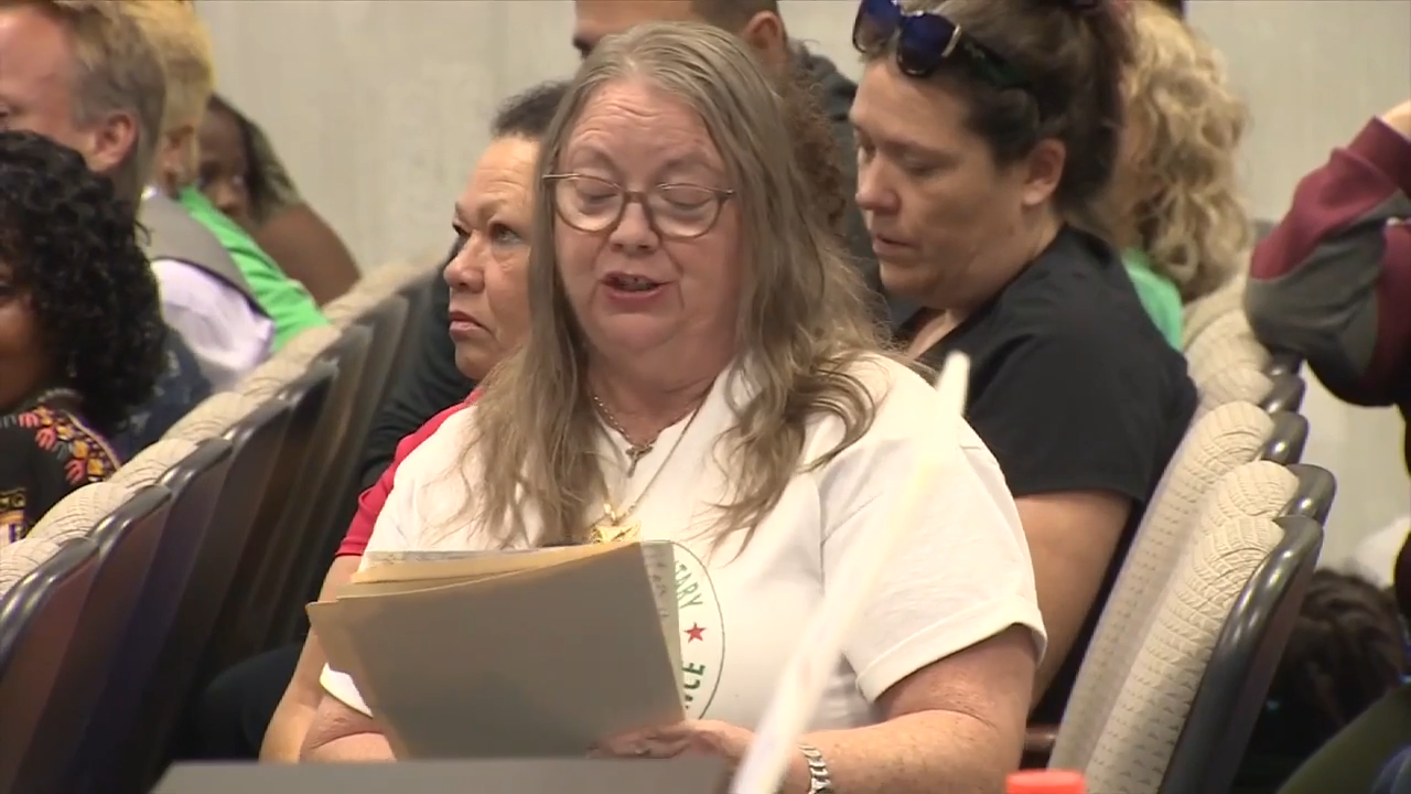 Families rally to keep Oakridge Elementary in Hollywood open – WSVN 7News | Miami News, Weather, Sports