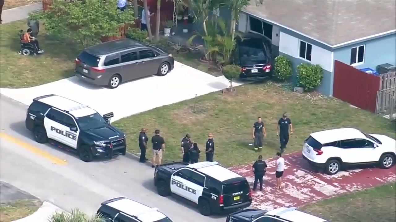 Vehicle crashes into Hollywood home; no injuries reported - WSVN 7News ...