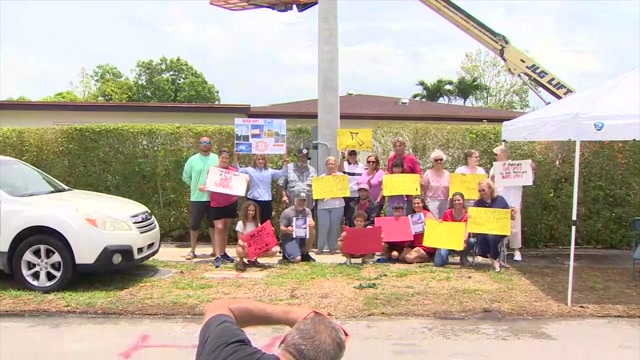 SW Miami-Dade residents protest 5G cellphone towers, citing potential health risks – WSVN 7News | Miami News, Weather, Sports