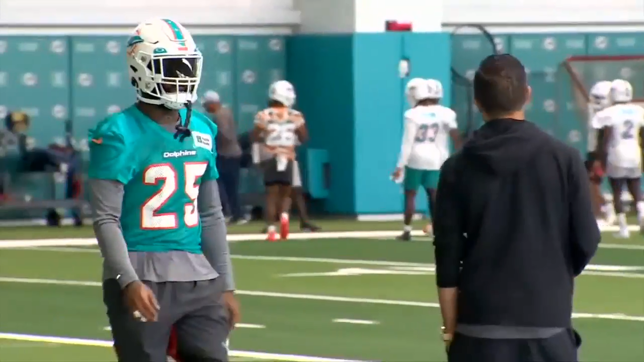Former Miami Dolphins’ player Xavien Howard accused of sending explicit photos, videos of woman to her son – WSVN 7News | Miami News, Weather, Sports | Fort Lauderdale