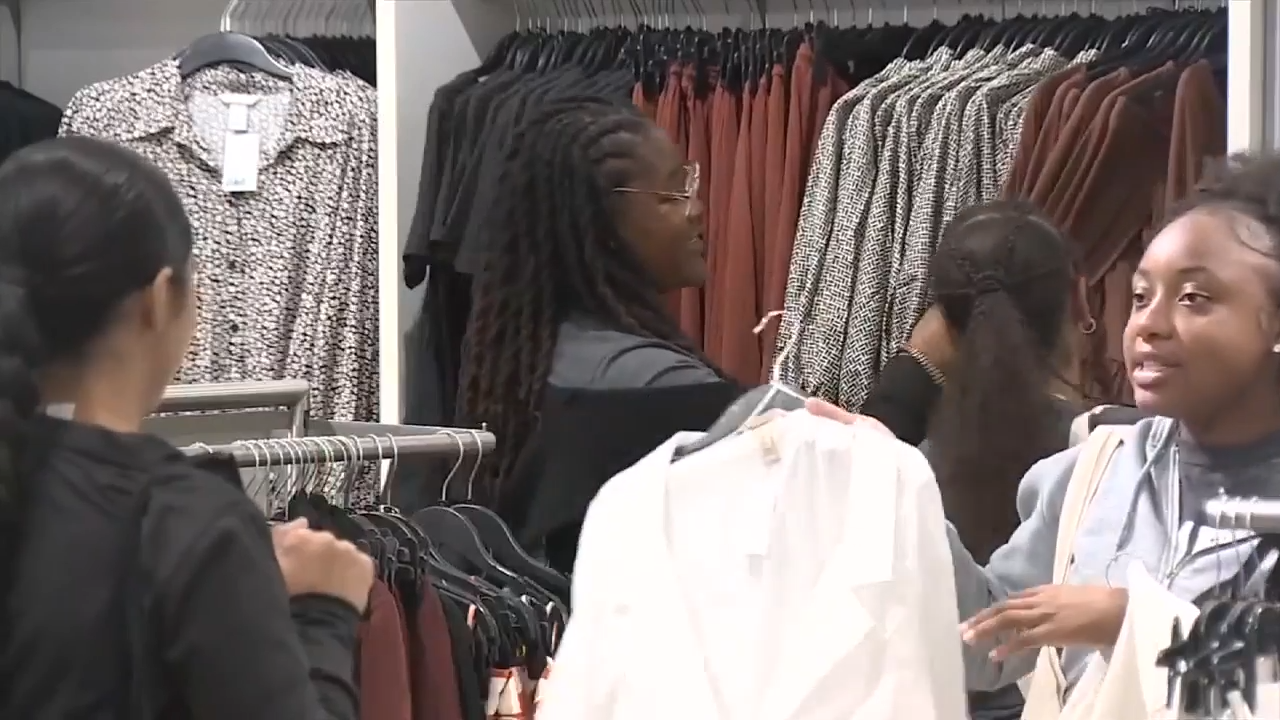 Achieve Miami teams up with Aventura Mall to provide 85 students with shopping spree to dress for success &ndash; WSVN 7News | Miami News, Weather, Sports | Fort Lauderdale
