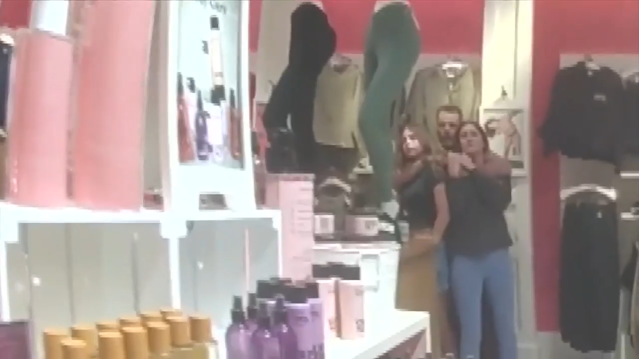 Bodycam footage captures 29-year-old man holding teen, store employee at knifepoint in Miami Beach – WSVN 7News | Miami News, Weather, Sports