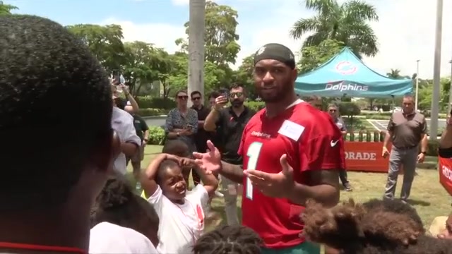 Tagovailoa surprises students at Dolphins’ back-to-school event to help Boys & Girls Clubs of Miami-Dade – WSVN 7News | Miami News, Weather, Sports | Fort Lauderdale