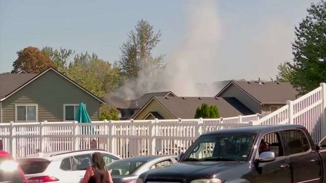 3 dead after small plane crashes into row of townhouses in Oregon, TV ...