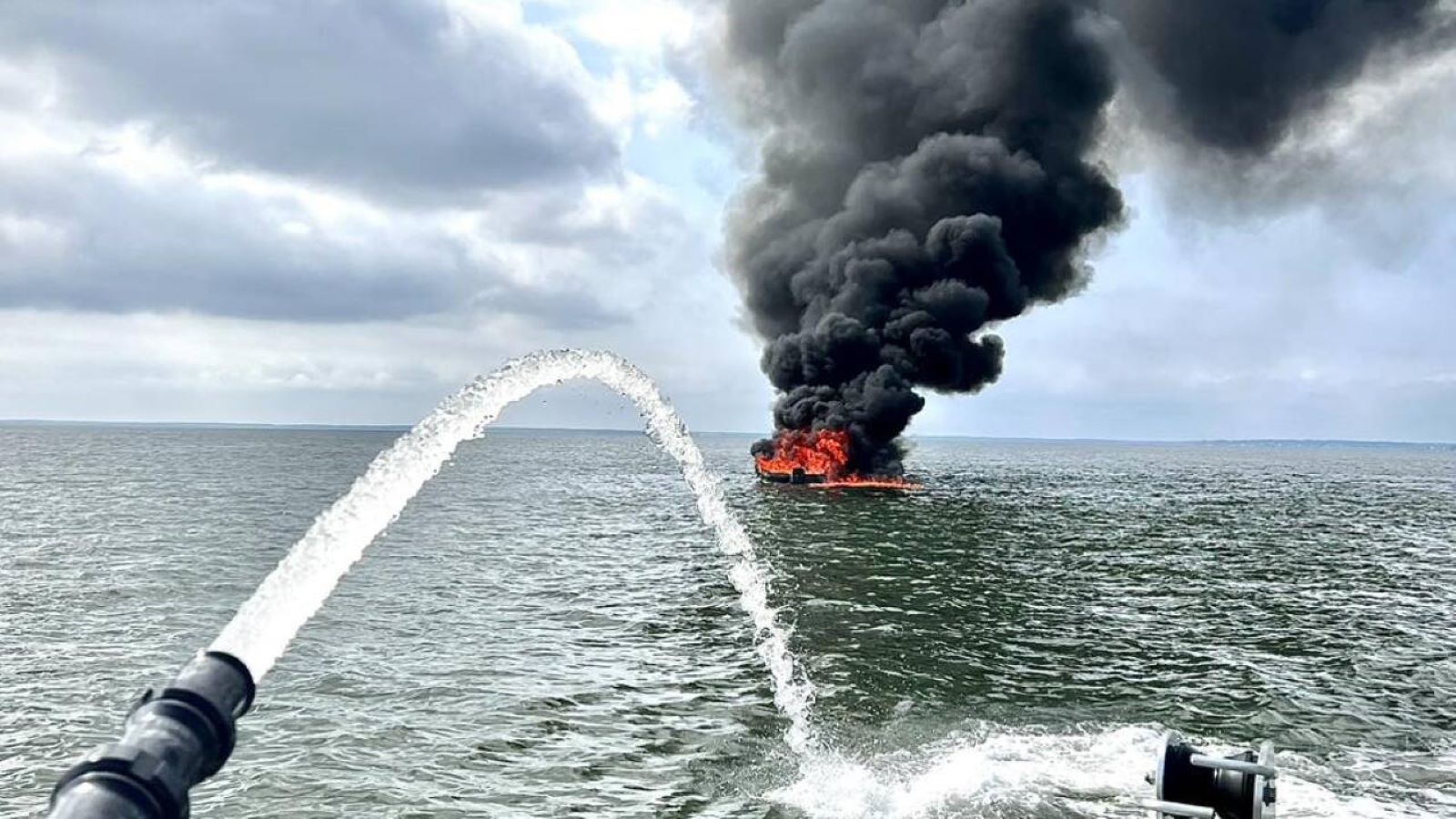 Offduty firefighter rescues 6 from boat on fire near James River
