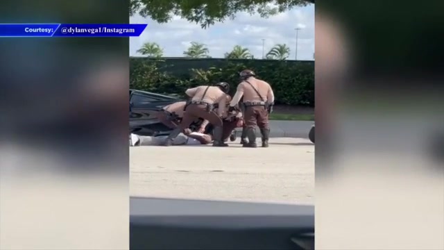 Video shows that officers dragged Tyreek Hill out of his car after he put his window back up – WSVN 7News | Miami News, Weather, Sports | Fort Lauderdale