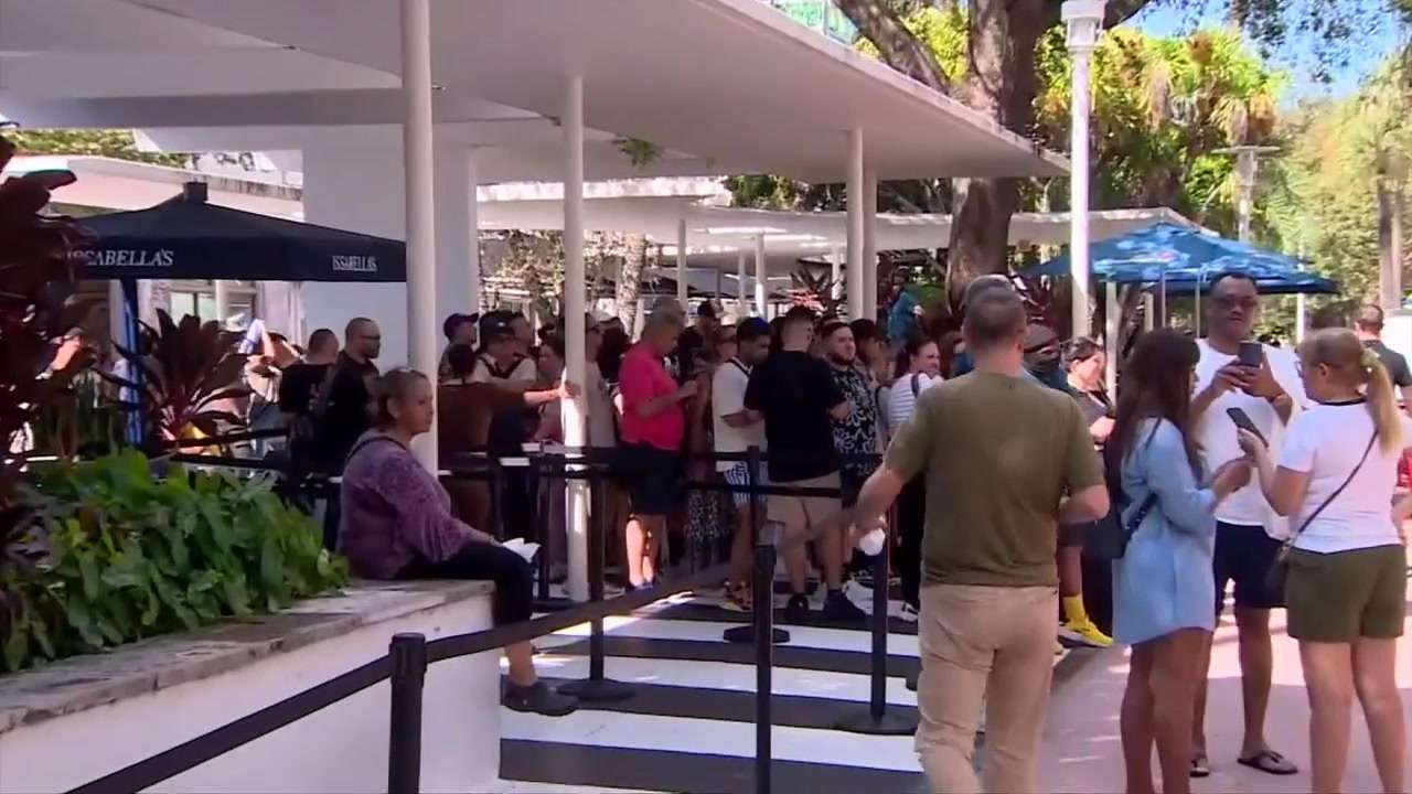 Iphone Florida Project Customers wait outside Apple stores in South Florida for chance to get ...