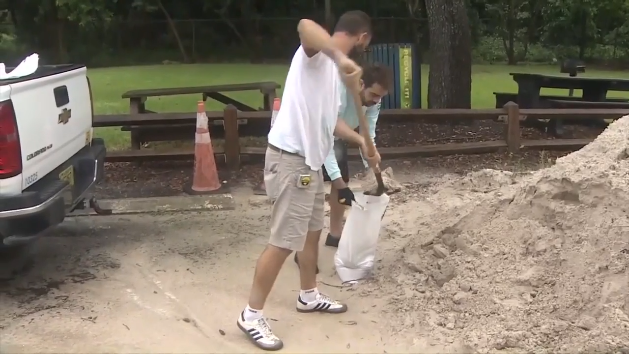 South Florida residents scramble to make preparations as Hurricane