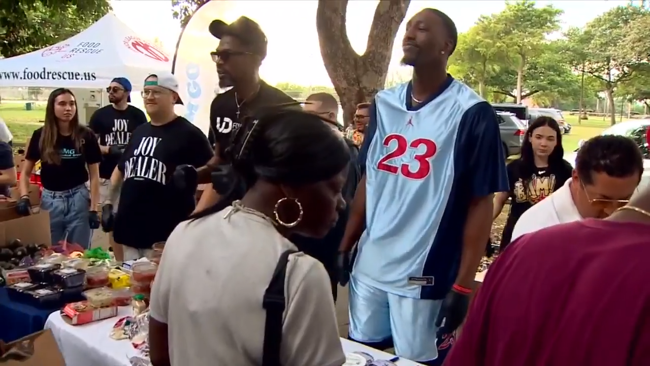 Miami HEAT’s Udonis Haslem and Bam Adebayo team up to give South Florida families food for Thanksgiving – WSVN 7News | Miami News, Weather, Sports | Fort Lauderdale