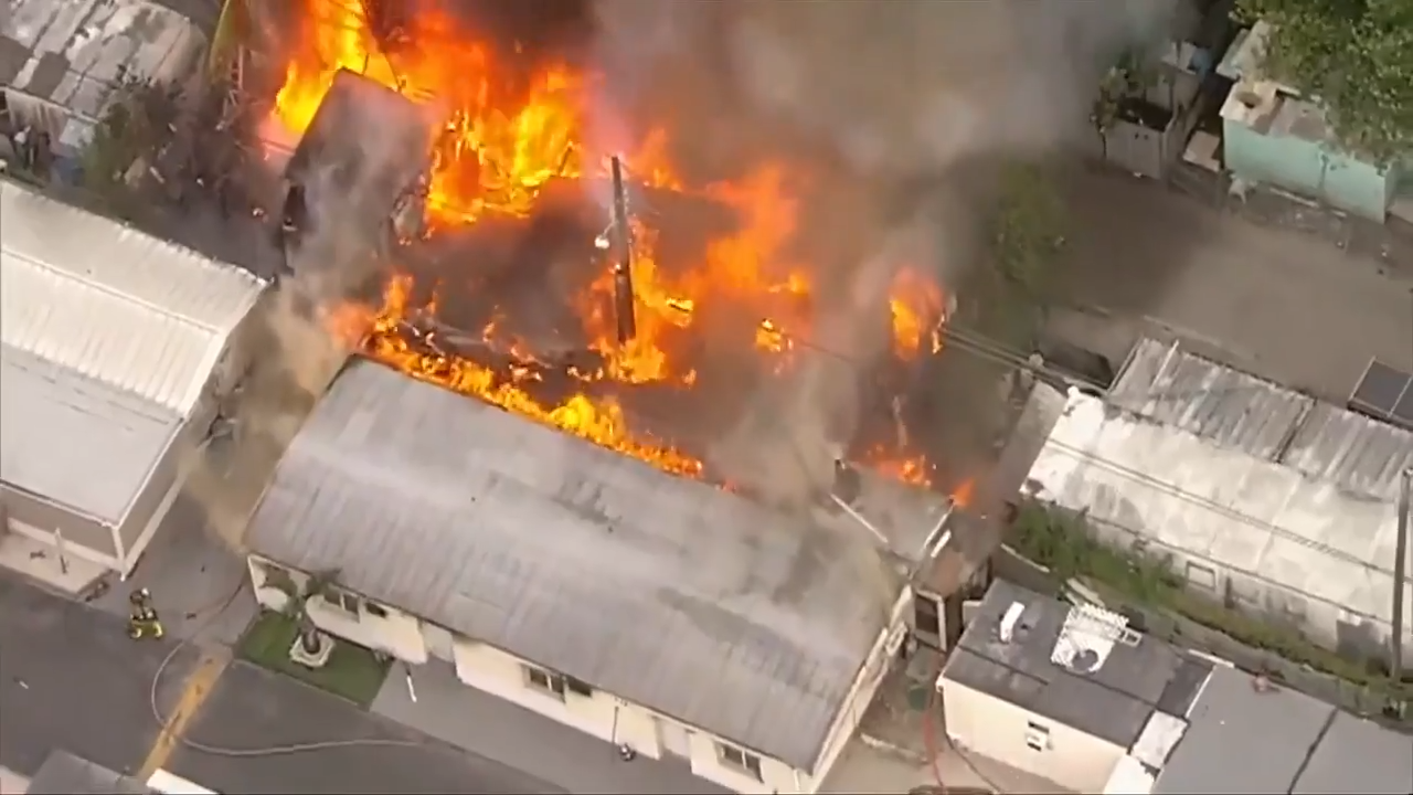 Crews extinguish massive fire at mobile home park in NW Miami-Dade ...