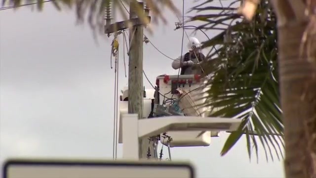 FPL crew repairs downed power lines in front of Miami Gardens shopping center – WSVN 7News | Miami News, Weather, Sports