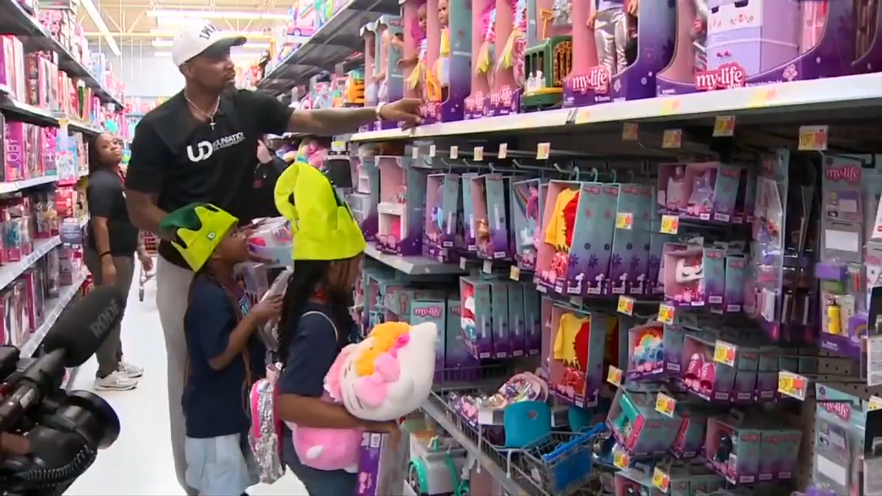 Heat legend Udonis Haslem gifts 100 students 0 Walmart shopping spree – WSVN 7News | Miami News, Weather, Sports | Fort Lauderdale