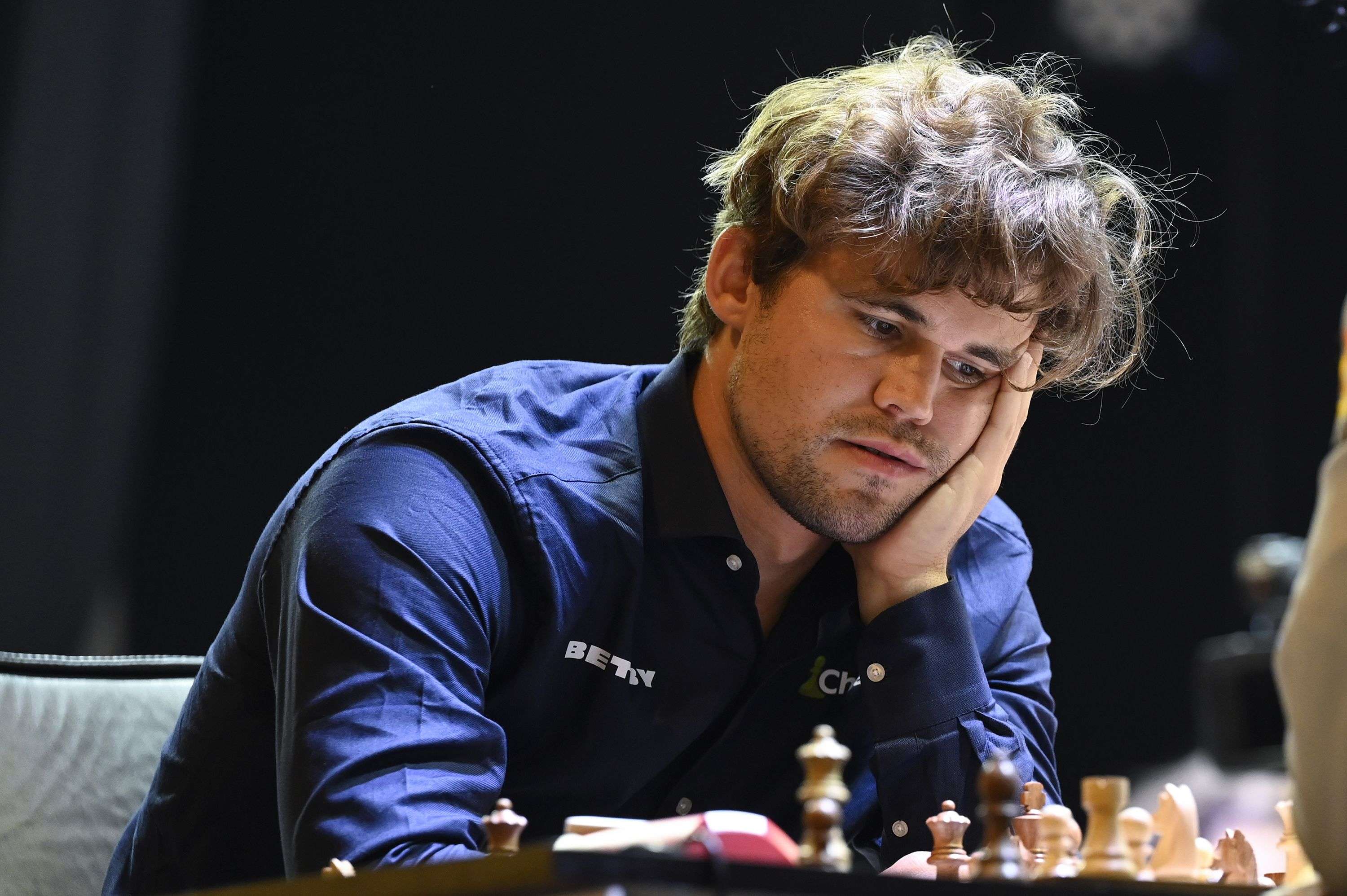 Magnus Carlsen plays in World Blitz Chess Championship after resolving ...