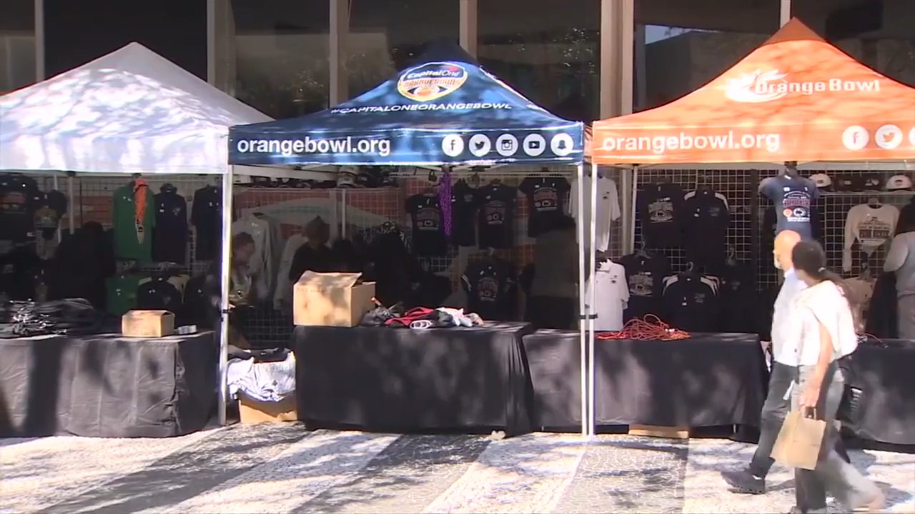 Notre Dame, Penn State fans pack Lincoln Road for Orange Bowl pre-game pep rally – WSVN 7News | Miami News, Weather, Sports | Fort Lauderdale