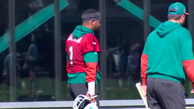 Dolphins’ Tua Tagovailoa limited in Wednesday’s practice with hip injury – WSVN 7News | Miami News, Weather, Sports | Fort Lauderdale