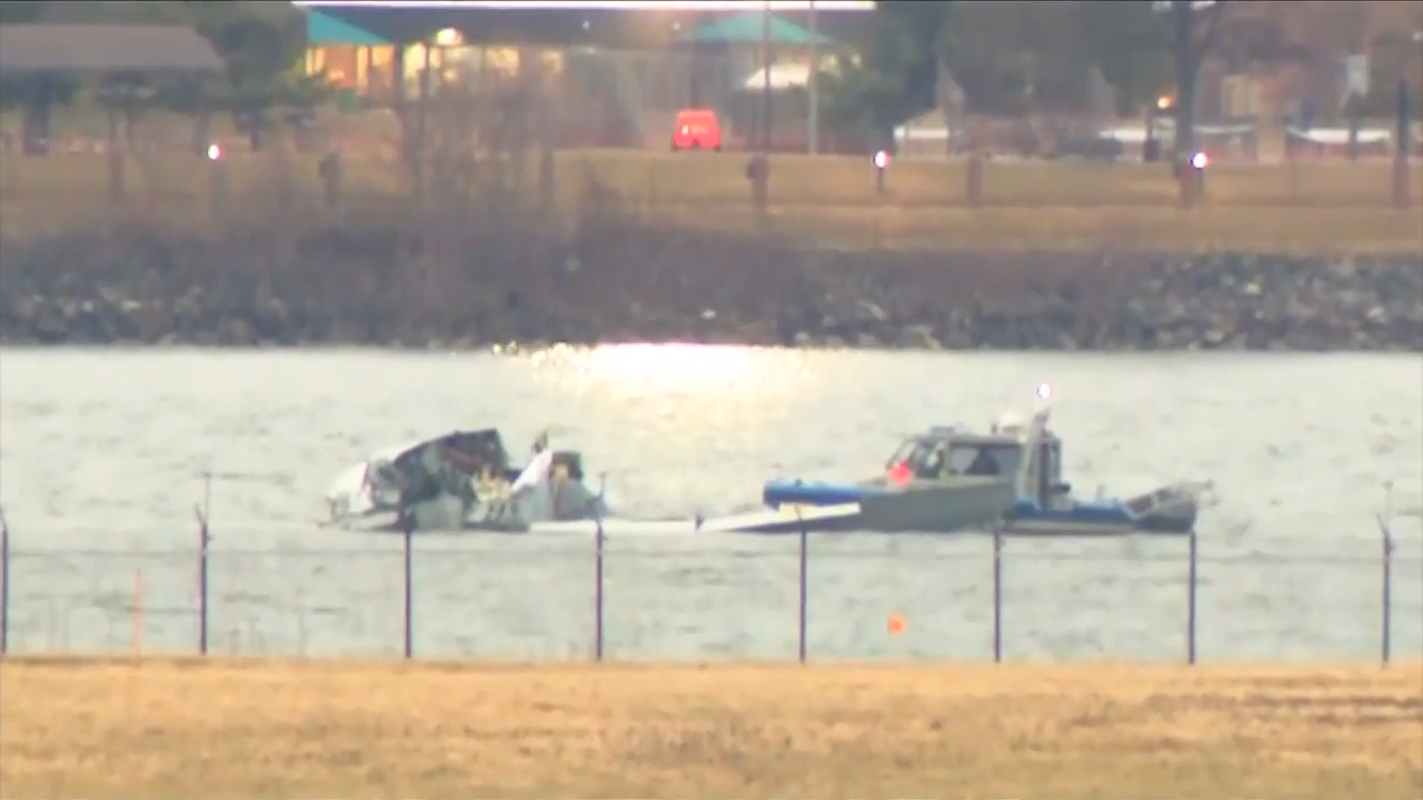 Salvage crews remove large portion of commercial jet from river after ...