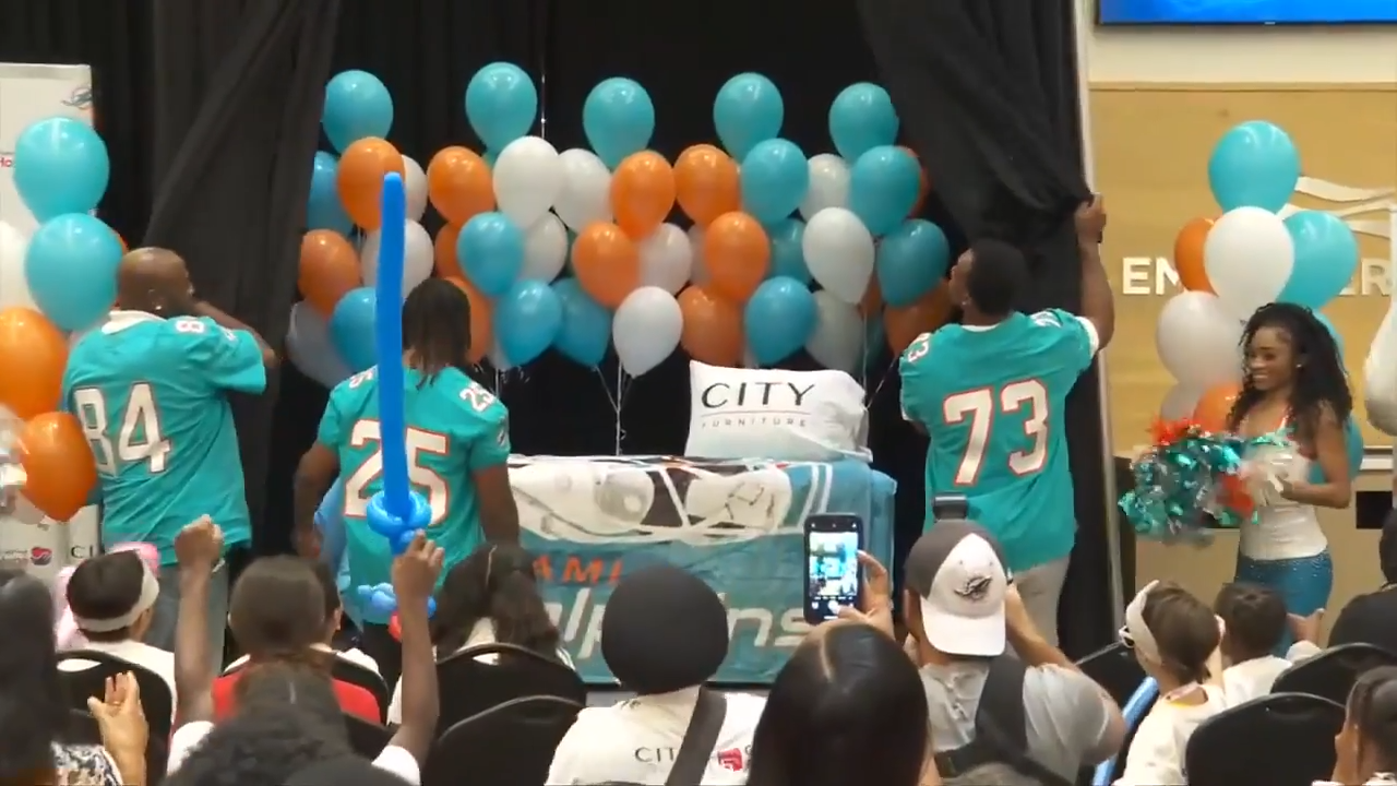 Miami Dolphins team up with City Furniture to provide new beds to 100 kids as part of Delivering Hope event – WSVN 7News | Miami News, Weather, Sports | Fort Lauderdale