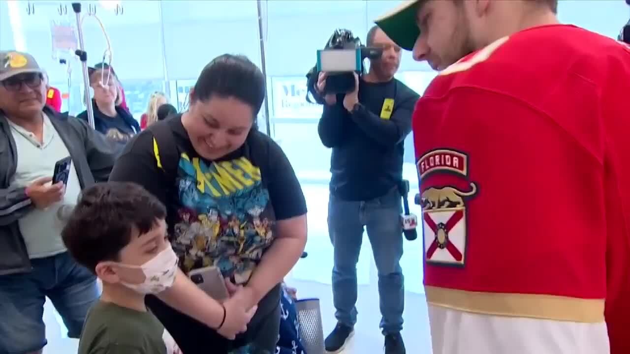 Panthers captain Aleksander Barkov, teammates bring joy to young patients at Joe DiMaggio Children’s Hospital – WSVN 7News | Miami News, Weather, Sports | Fort Lauderdale