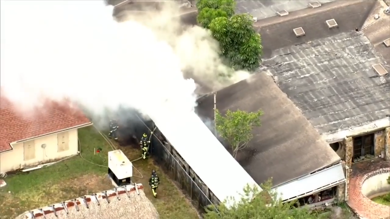 Fire breaks out through shed in Hollywood; no injuries reported - WSVN 7News | Miami News, Weather, Sports