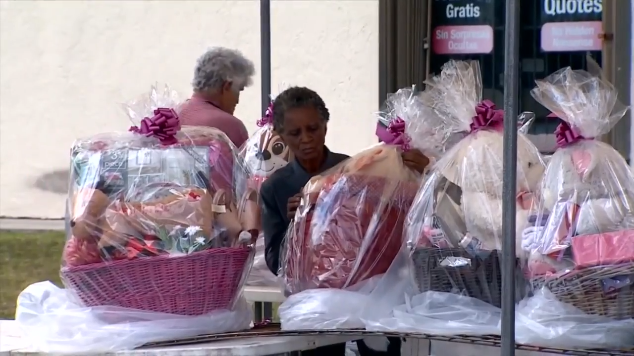 Woman who lost NW Miami-Dade home in fire helps other mothers receive gifts on Mother’s Day – WSVN 7News | Miami News, Weather, Sports