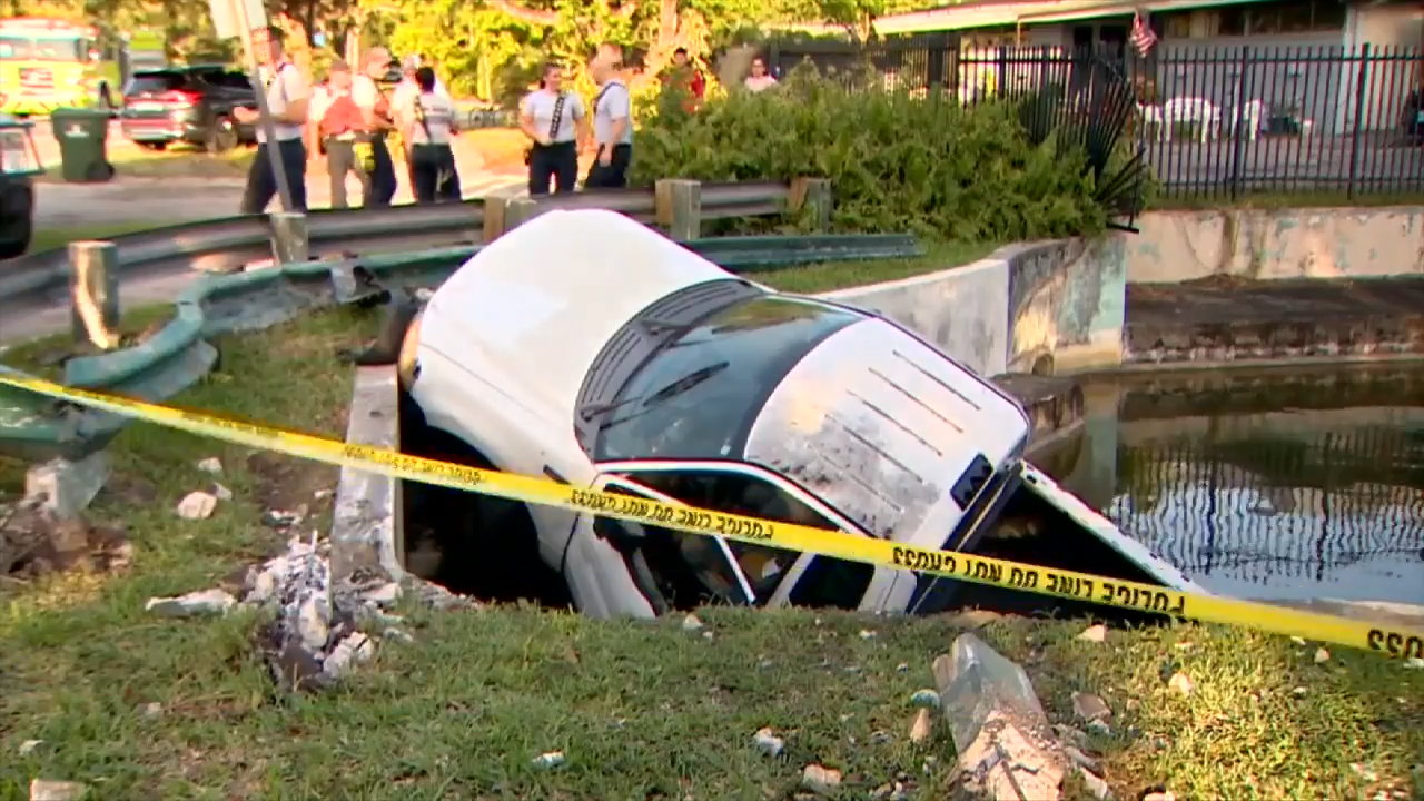 Crews remove truck from South Miami canal – WSVN 7News | Miami News, Weather, Sports