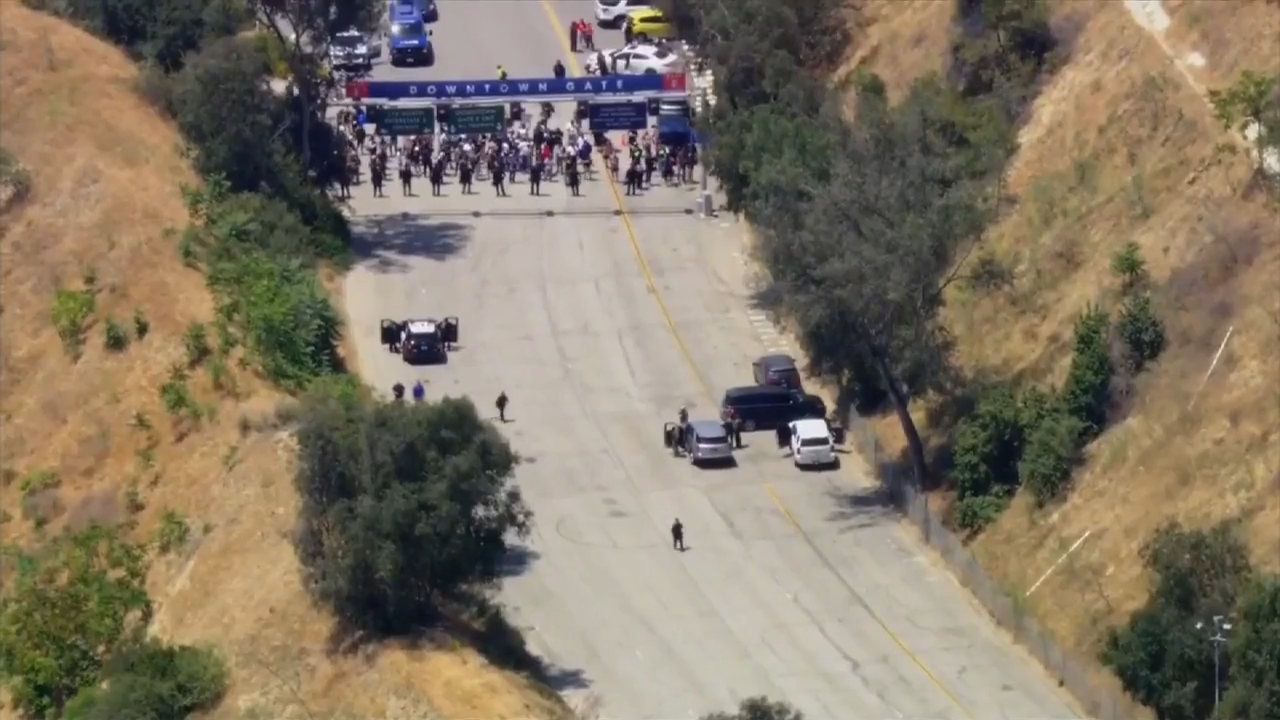 The Dodgers had been silent as Trump’s immigration crackdown roiled LA. Then federal agents arrived outside their parking lot – WSVN 7News | Miami News, Weather, Sports | Fort Lauderdale