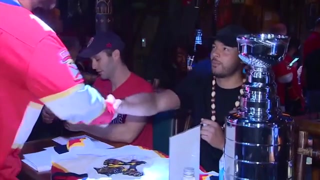 Panthers players greet fans amid final preps for parade and rally on Fort Lauderdale Beach – WSVN 7News | Miami News, Weather, Sports | Fort Lauderdale
