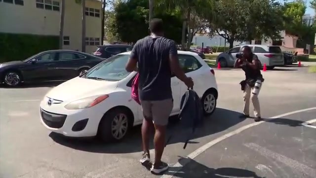 Former Dolphins players hand out hundreds of backpacks to military families at United Way of Broward giveaway – WSVN 7News | Miami News, Weather, Sports | Fort Lauderdale