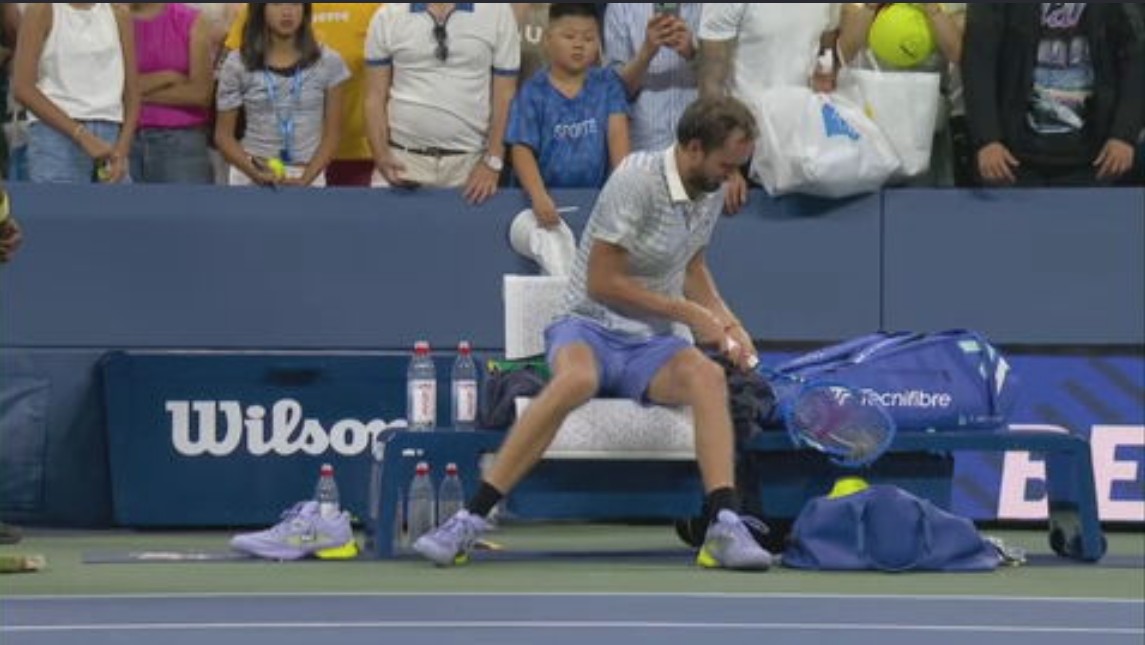 Medvedev taunts booing crowd, rips chair ump during wild US Open meltdown – WSVN 7News | Miami News, Weather, Sports | Fort Lauderdale