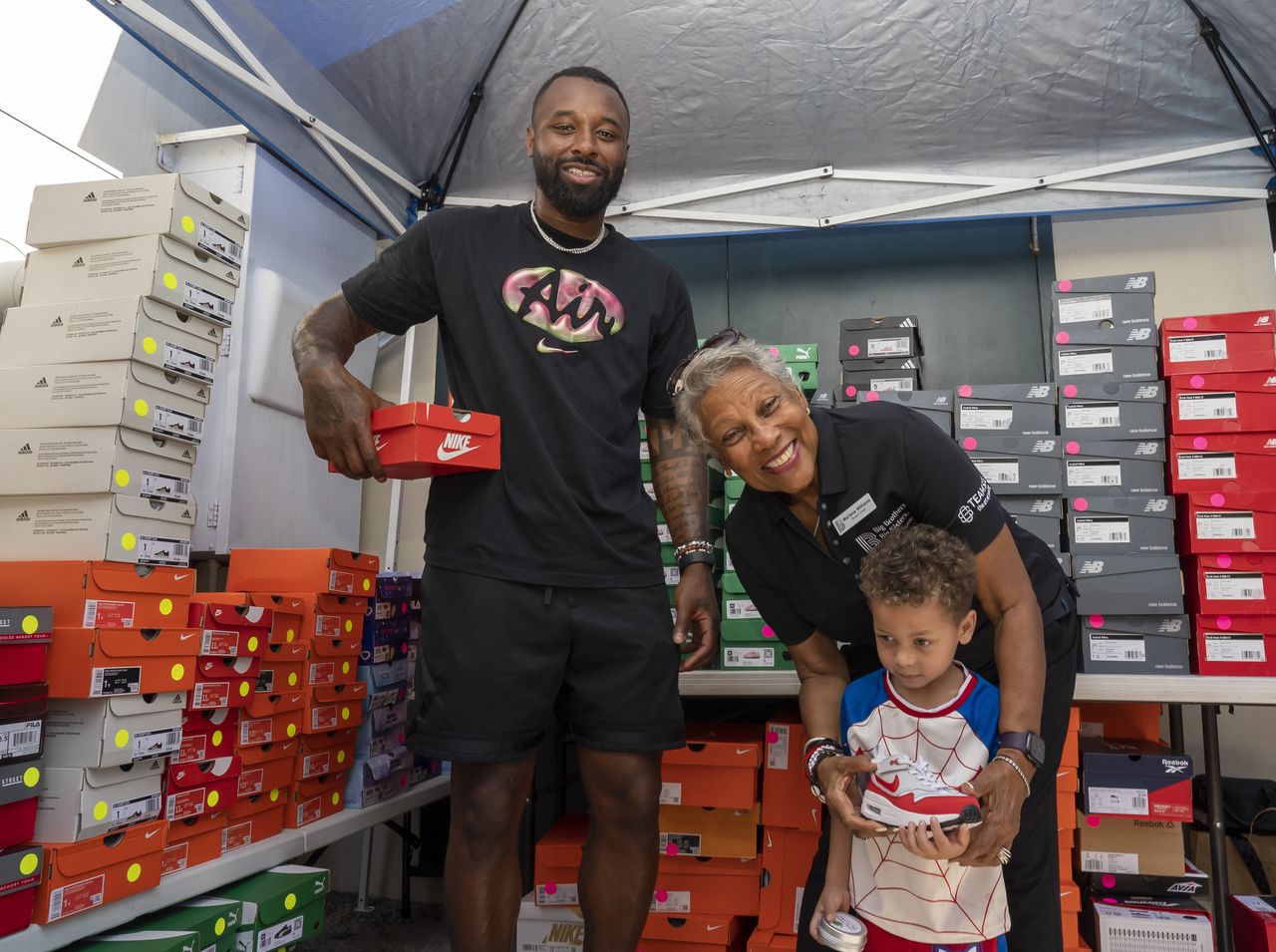 Former Dolphins star Jarvis Landry joins Big Brothers Big Sisters of Broward County to give out hundreds of sneakers to kids during “Lace Up for Learning” – WSVN 7News | Miami News, Weather, Sports | Fort Lauderdale
