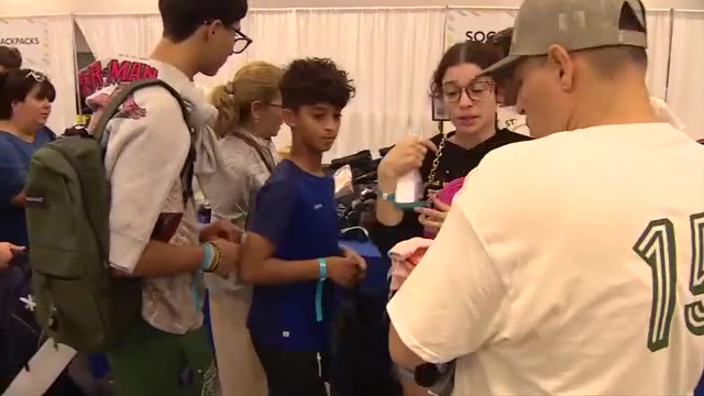 Style Saves hosts back-to-school giveaway in Miami Beach as Broward students prepare to return to class Monday – WSVN 7News | Miami News, Weather, Sports