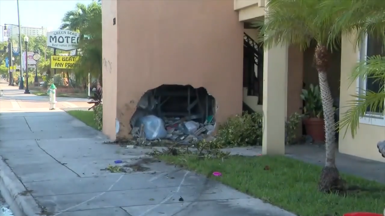 1 hospitalized after driver crashes into hotel in Hollywood - WSVN ...