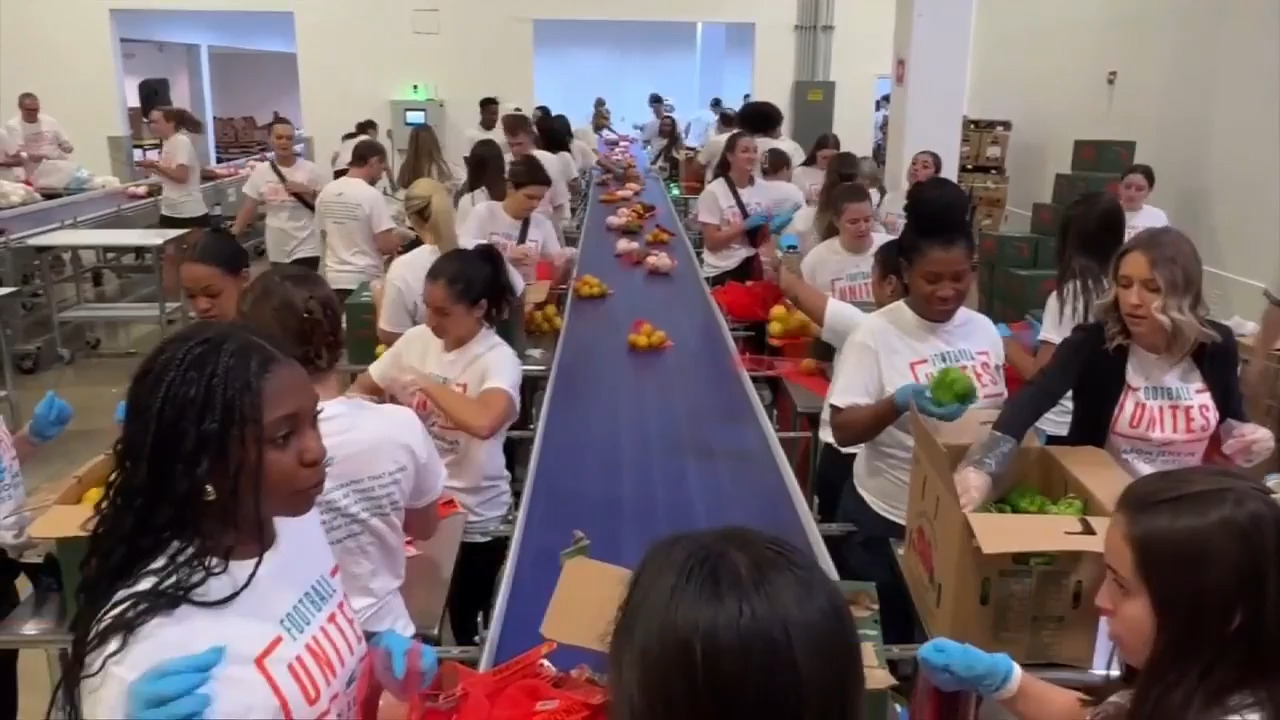 Dolphins’ employees package food at Feeding South Florida as part of Days of Service – WSVN 7News | Miami News, Weather, Sports | Fort Lauderdale