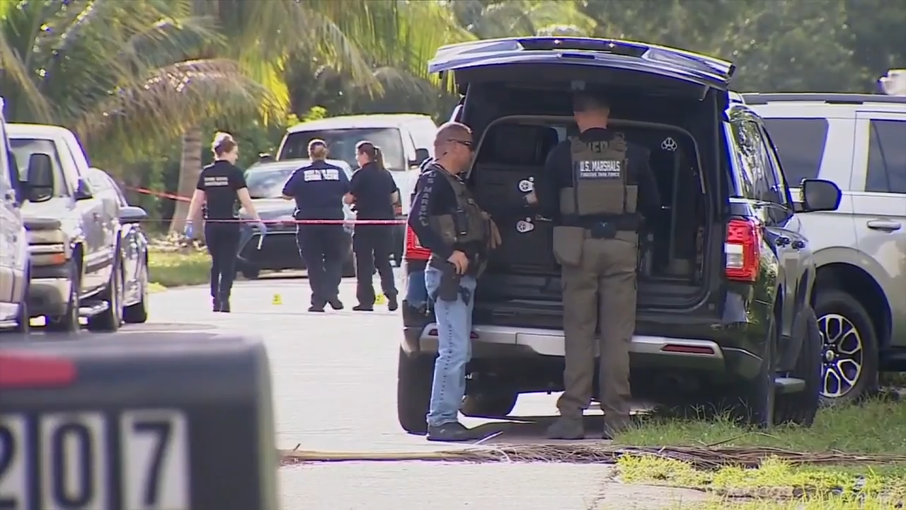 Police: 1 of 2 officers shot by friendly fire outside West Palm Beach home during shootout with suspect - WSVN 7News | Miami News, Weather, Sports | Fort Lauderdale