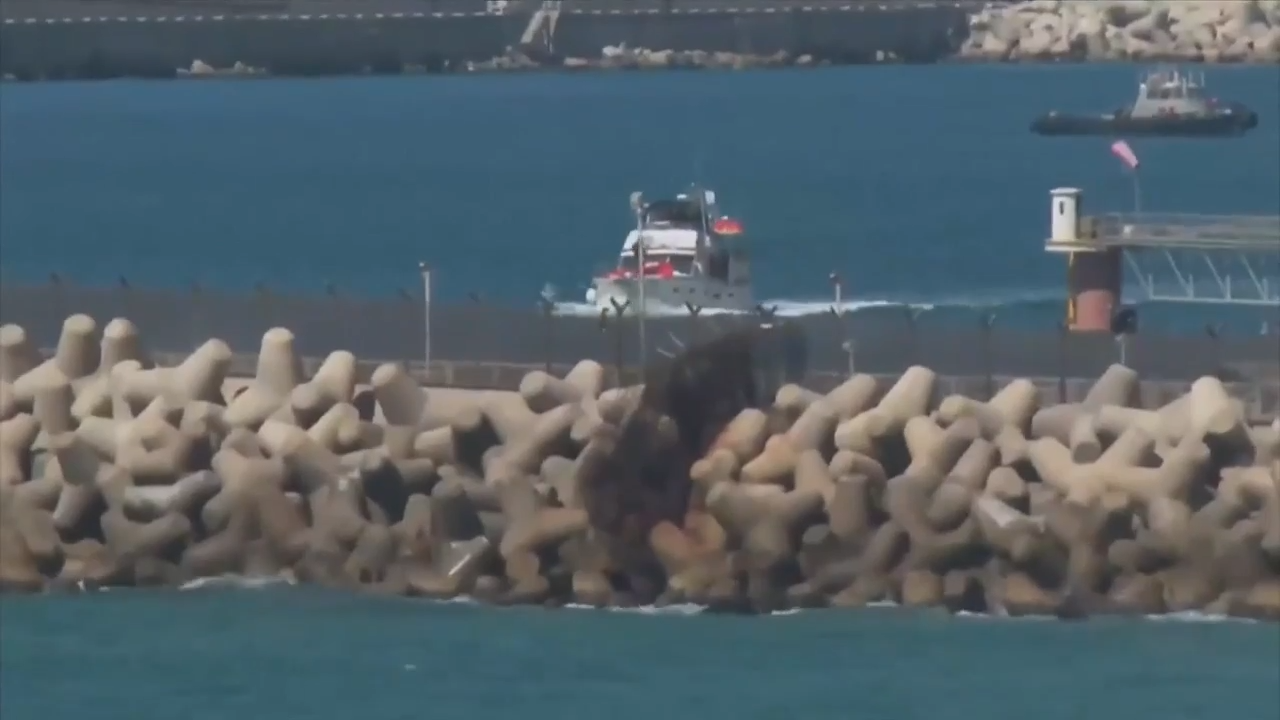 Israel intercepts the last boat from the Gaza flotilla as Israeli minister mocks the activists