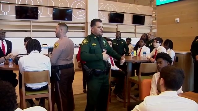 Dolphins host bridge-building 5000 Role Models event with local students and law enforcement – WSVN 7News | Miami News, Weather, Sports | Fort Lauderdale
