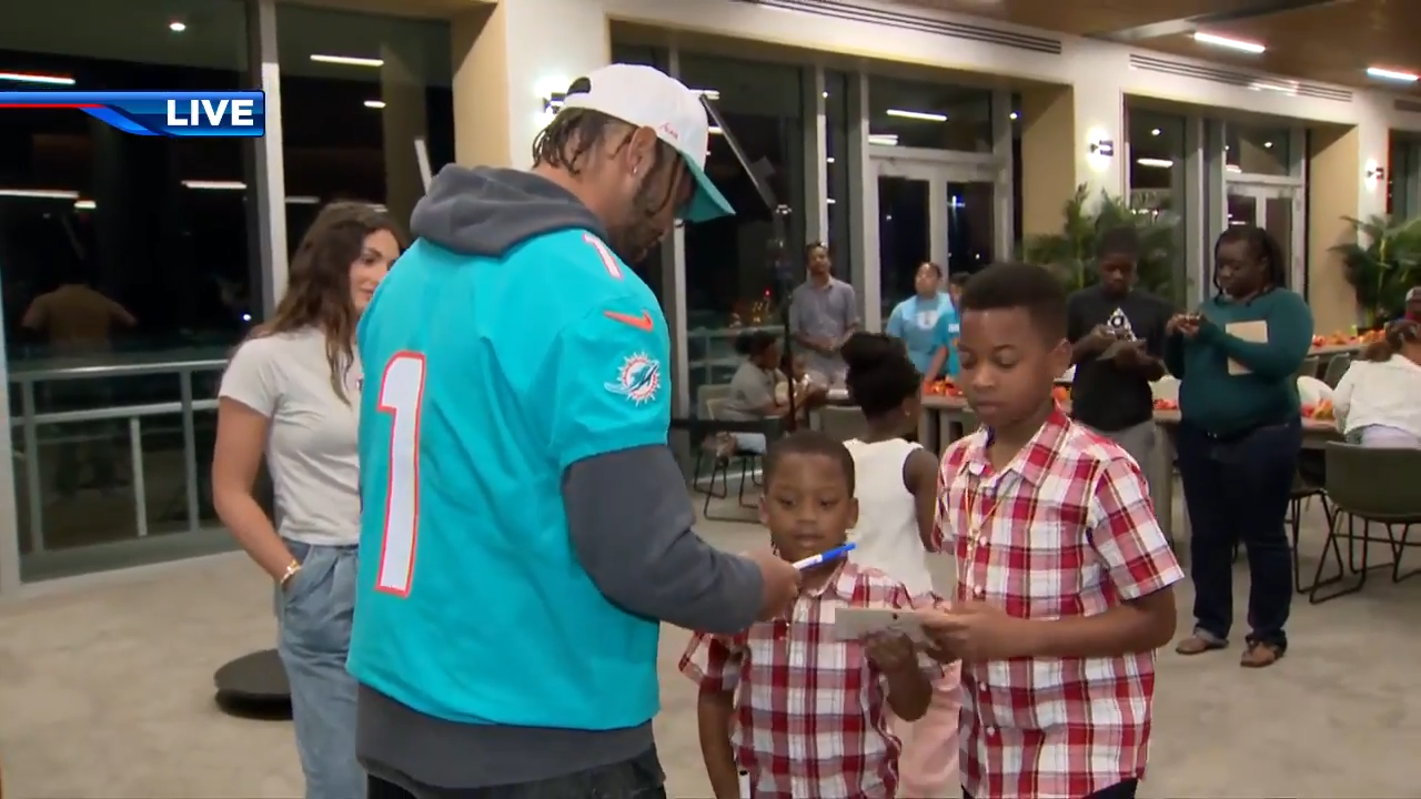 Dolphins players sign autographs, hand out food for fans in early Thanksgiving community outreach – WSVN 7News | Miami News, Weather, Sports | Fort Lauderdale