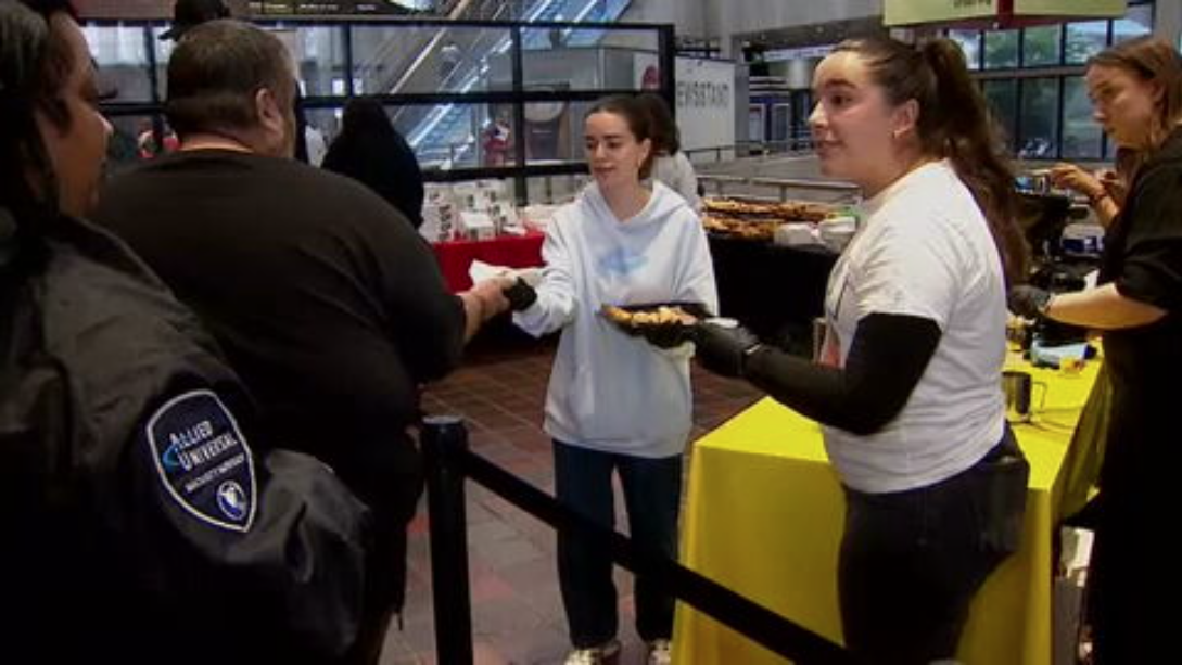 Miami Heat staffers hand out pastries, coffee to Metrorail commuters in Miami as part of World Kindness Day – WSVN 7News | Miami News, Weather, Sports | Fort Lauderdale