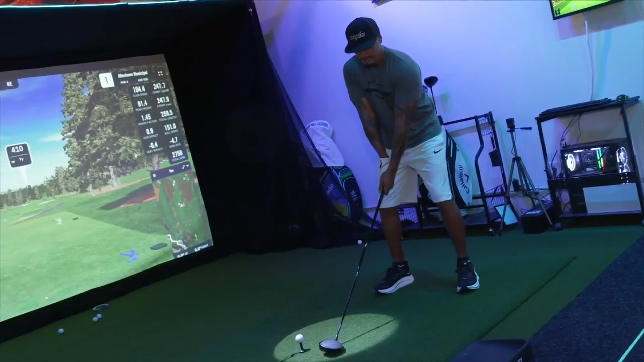 Test your golf skills at Fort Lauderdale’s Strokes N Drivers, an indoor virtual golf simulator