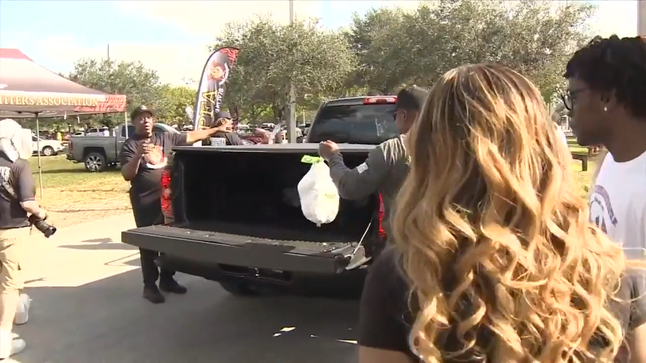 Miami Gardens residents receive holiday help with turkey giveaway