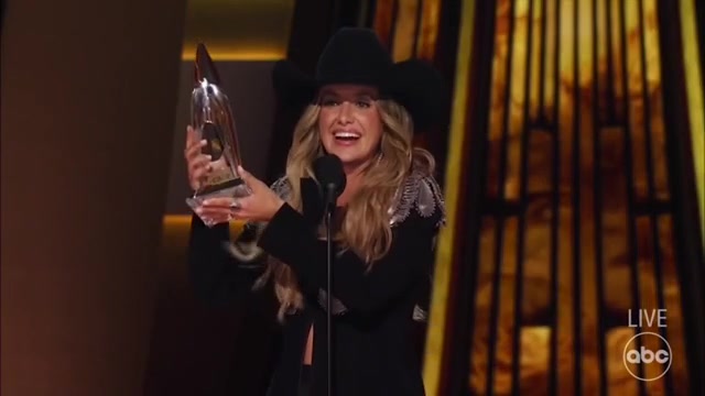 Lainey Wilson wins entertainer of the year at 2025 CMA Awards