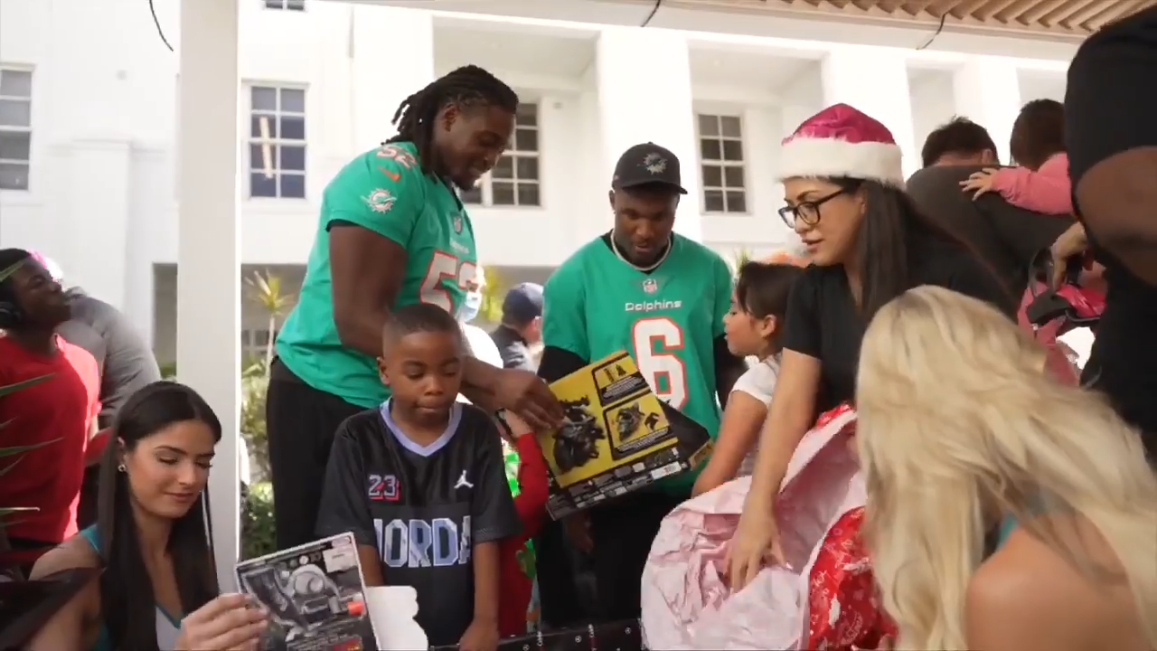 Dolphins players, AutoNation host toy distribution event at Sylvester Comprehensive Cancer Center – WSVN 7News | Miami News, Weather, Sports | Fort Lauderdale