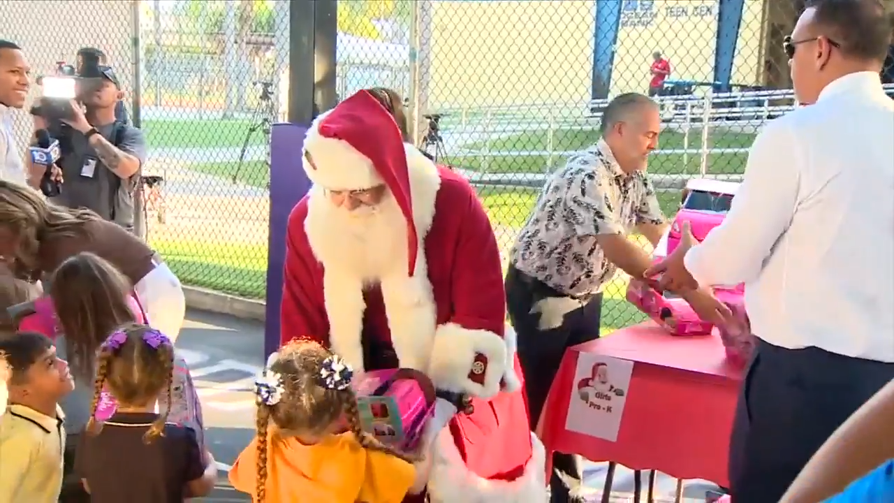 Santa teams up with Boys & Girls Club of Miami-Dade, Alex Rodriguez to give out toys to kids – WSVN 7News | Miami News, Weather, Sports | Fort Lauderdale