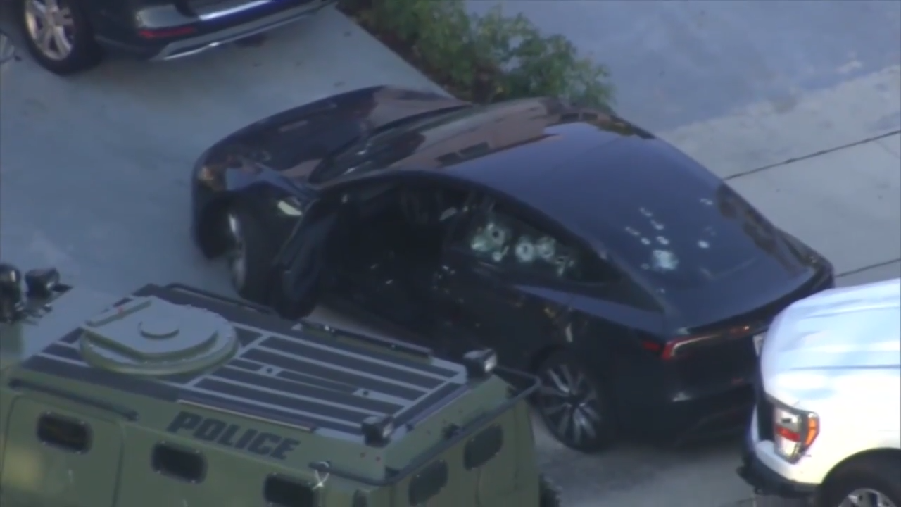 MARGATE, FLA. (WSVN) - A Broward Sheriff’s Office deputy was taken to the hospital after being shot by a man accused of committing a cash<a class="excerpt-read-more" href="https://wsvn.com/news/local/broward/bso-deputy-subject-hospitalized-after-theft-at-seminole-hard-rock-leads-to-pursuit-shooting-in-margate/">Read More</a>