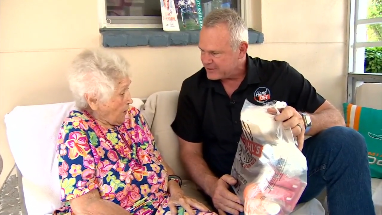 Dolphins legend John Offerdahl is helping feed homebound seniors in South Florida – WSVN 7News | Miami News, Weather, Sports | Fort Lauderdale
