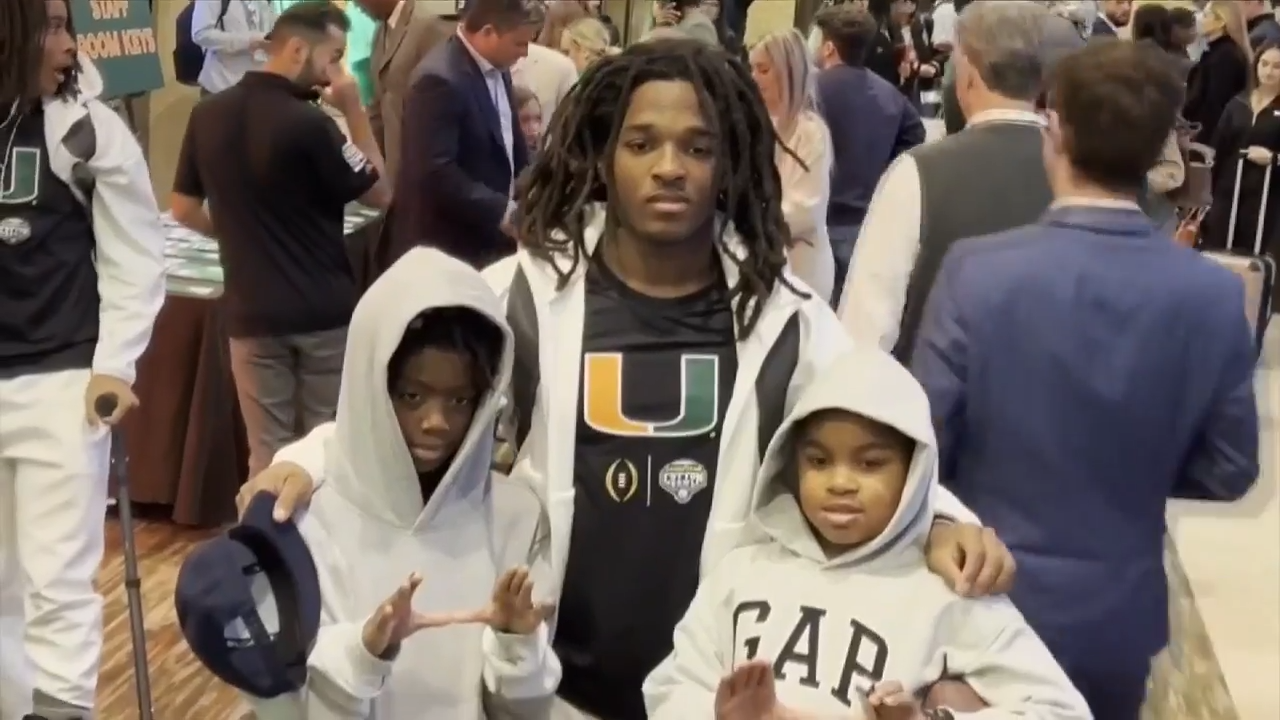 Miami Hurricanes players arrive in Dallas ahead of College Football Playoff quarterfinals – WSVN 7News | Miami News, Weather, Sports | Fort Lauderdale